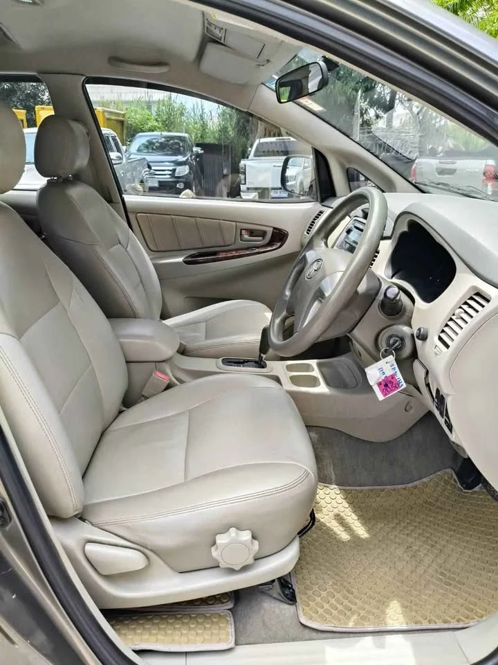2013 Toyota Innova I 2