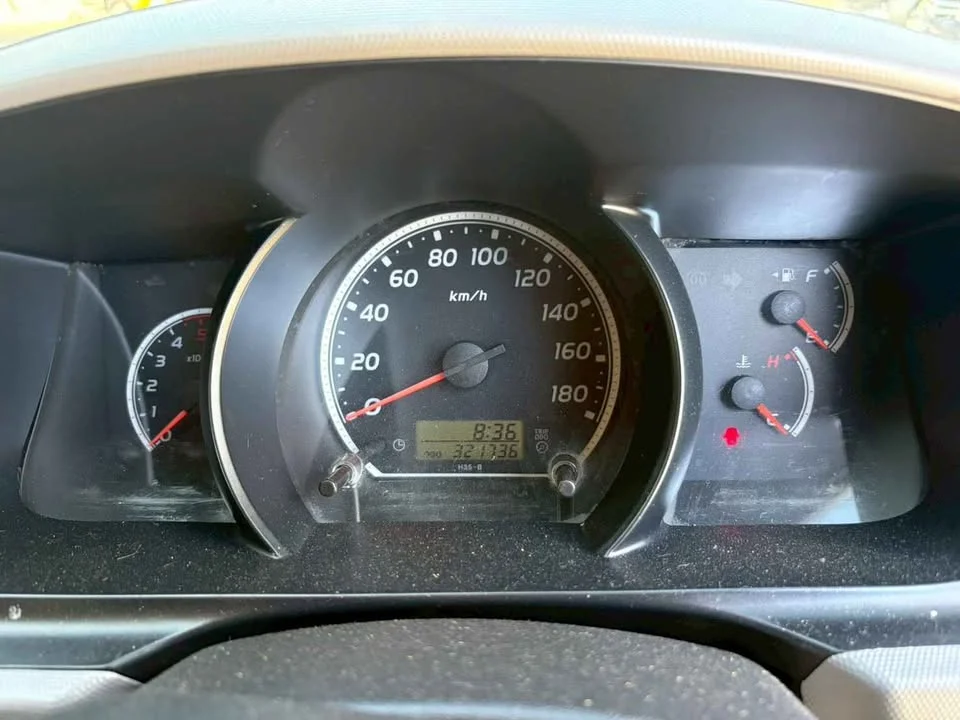 2009 Toyota Commuter V (H200) 3