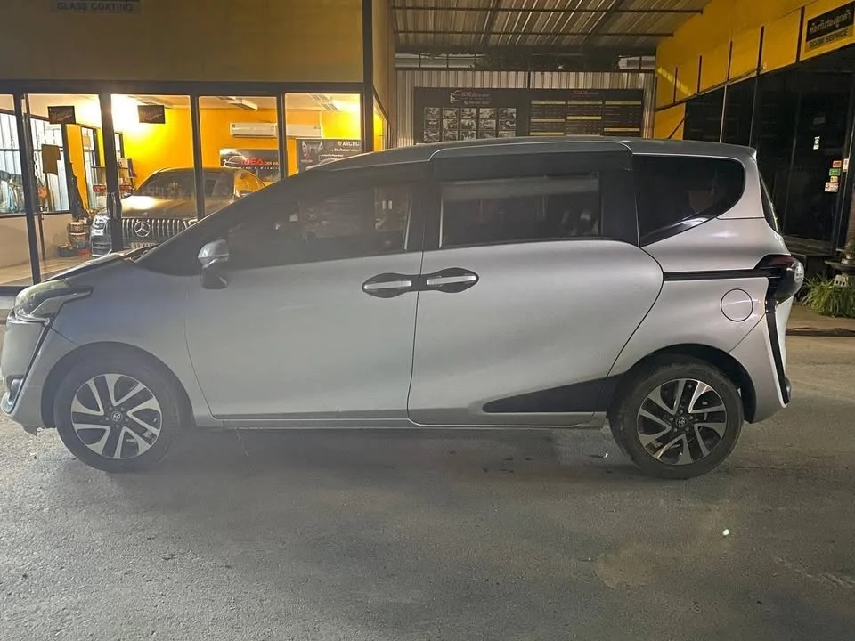 2017 Toyota Sienta II 2
