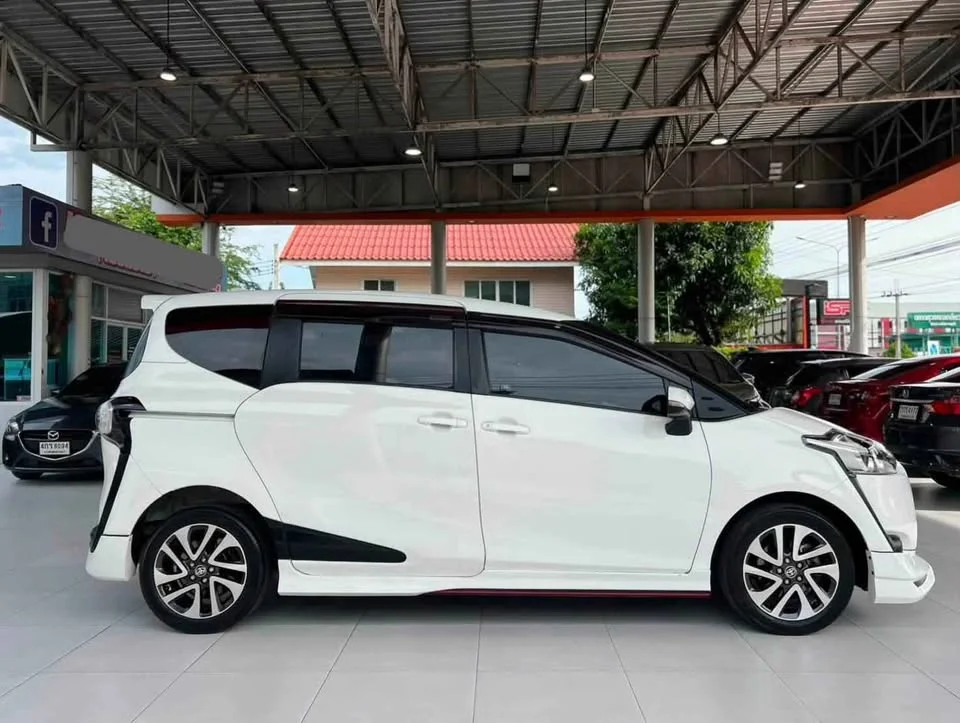 2017 Toyota Sienta II 2