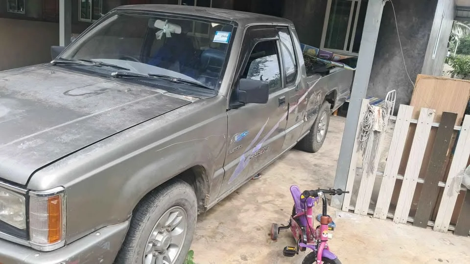 1997 Mitsubishi Triton II 2