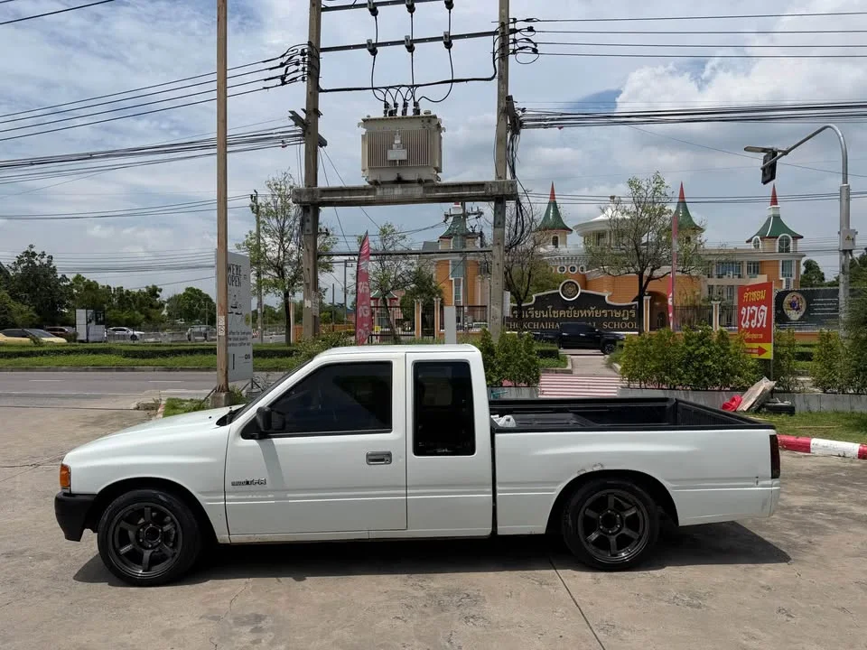 Isuzu TFR III 3