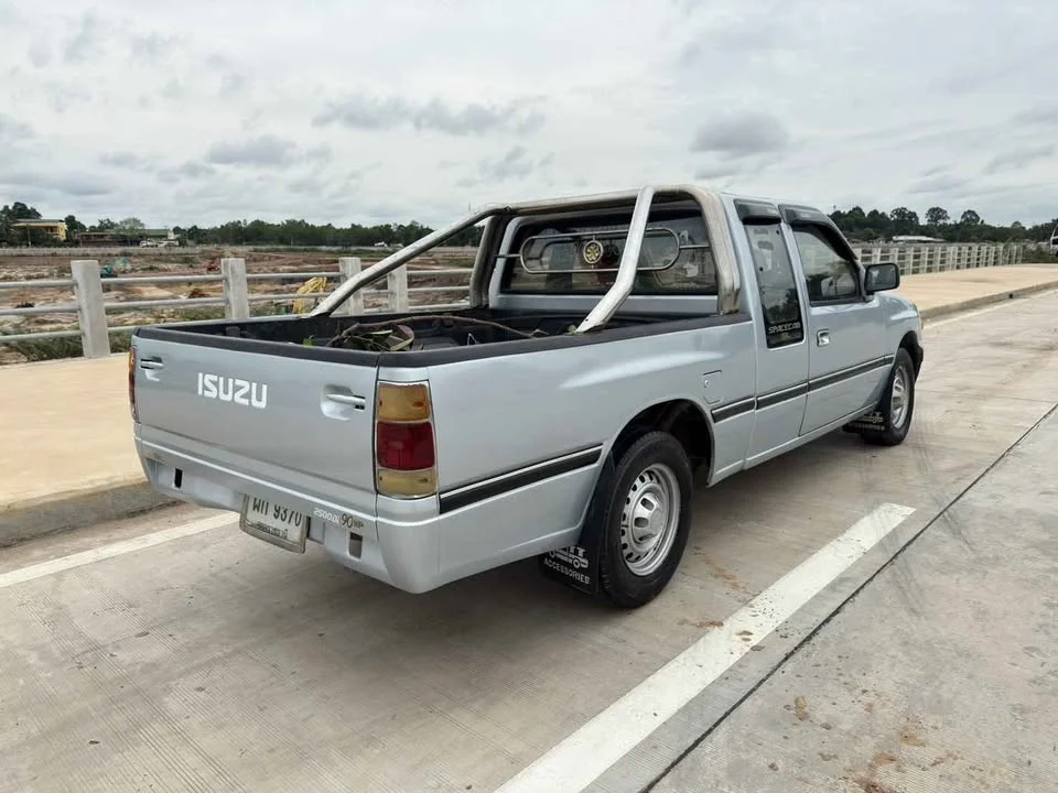 1990 Isuzu TFR III 2