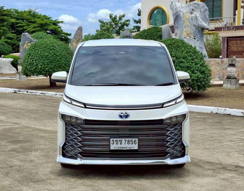 2022 Toyota Voxy IV 2
