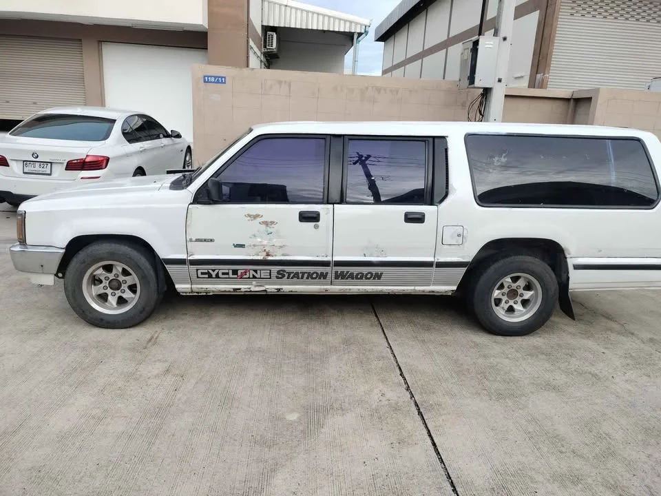 1991 Mitsubishi Triton II 2