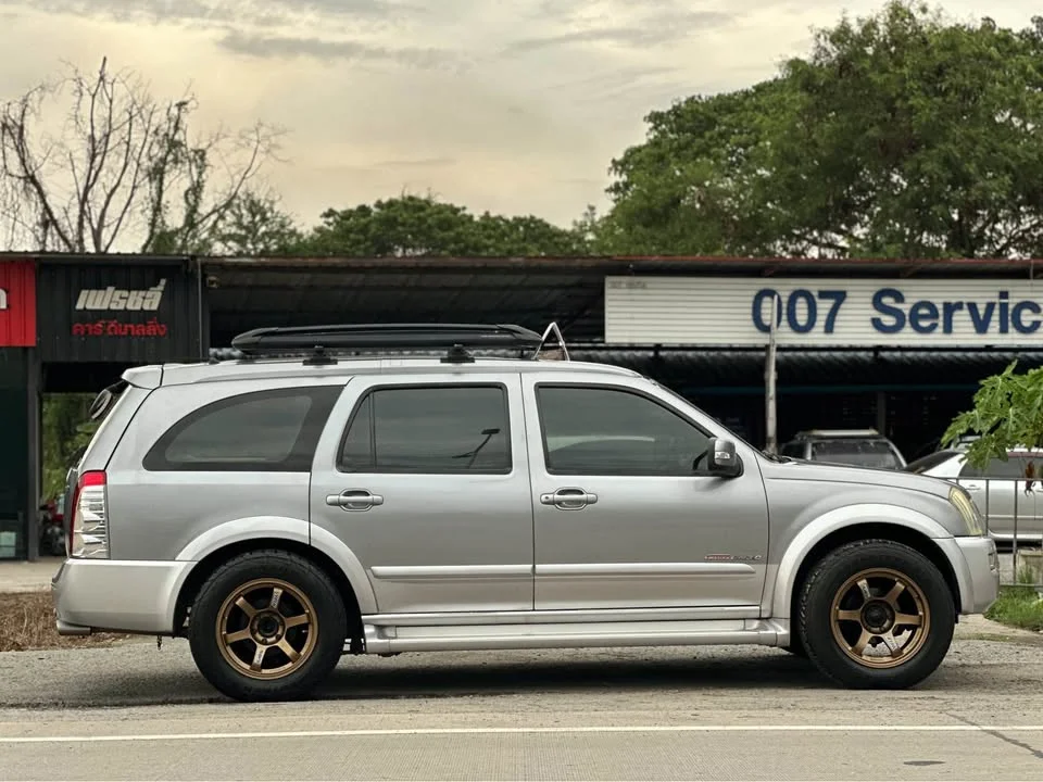 2005 Isuzu MU-7 2