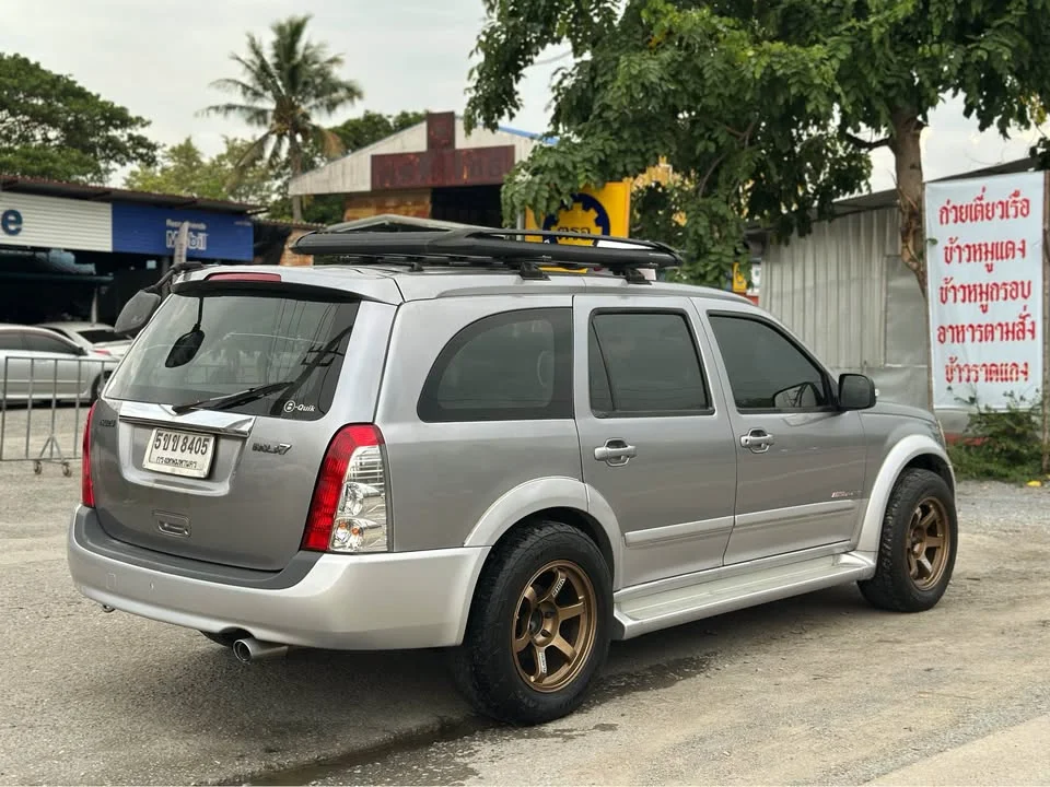 2005 Isuzu MU-7 3