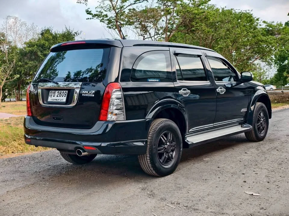 2011 Isuzu MU-7 2