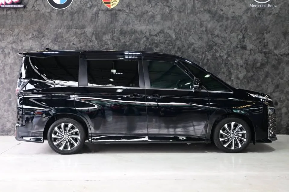 2024 Toyota Voxy IV 3