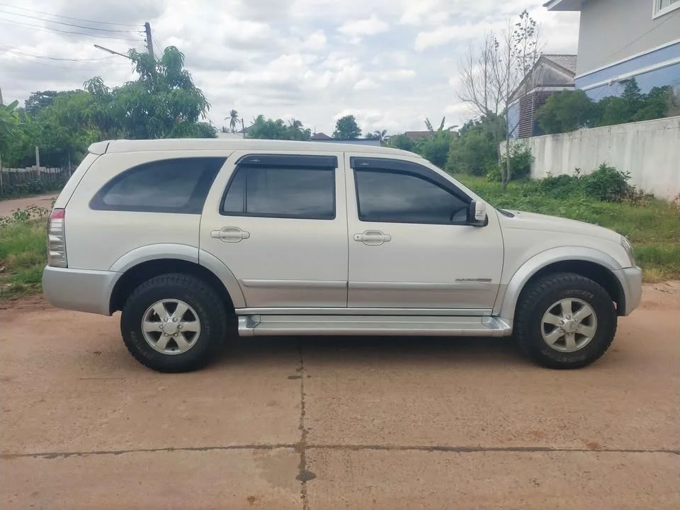 2005 Isuzu MU-7 3
