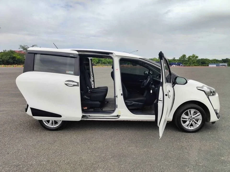 2017 Toyota Sienta II 2