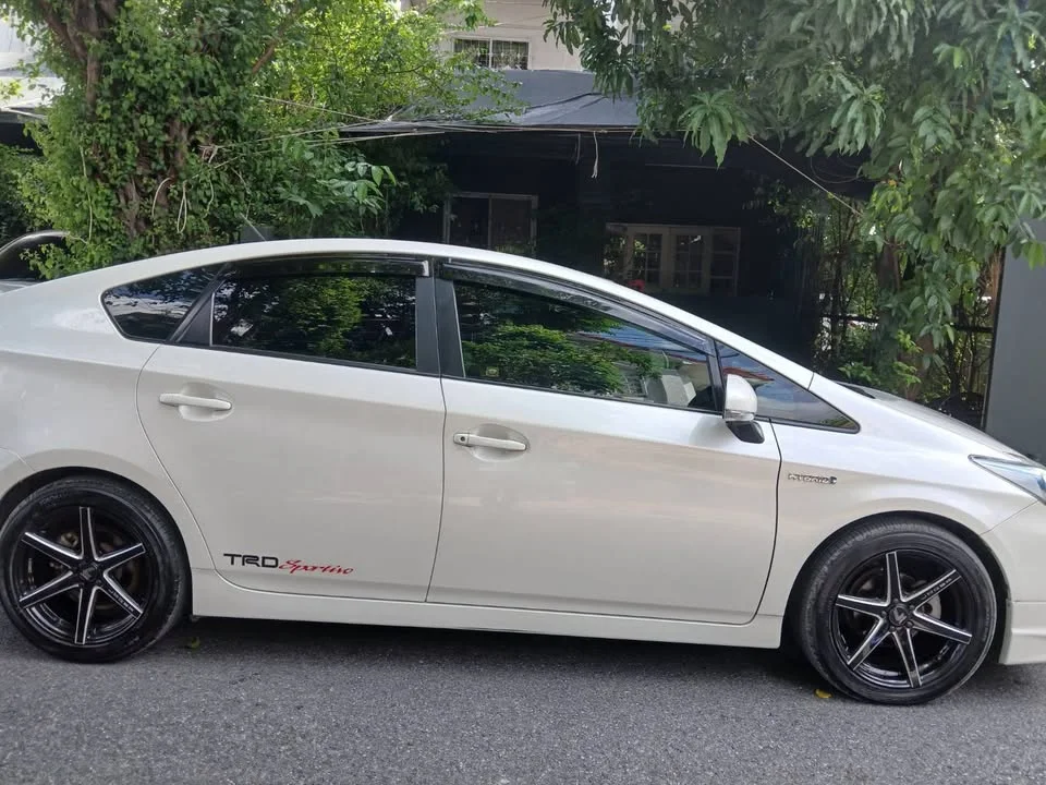2011 Toyota Prius III 3