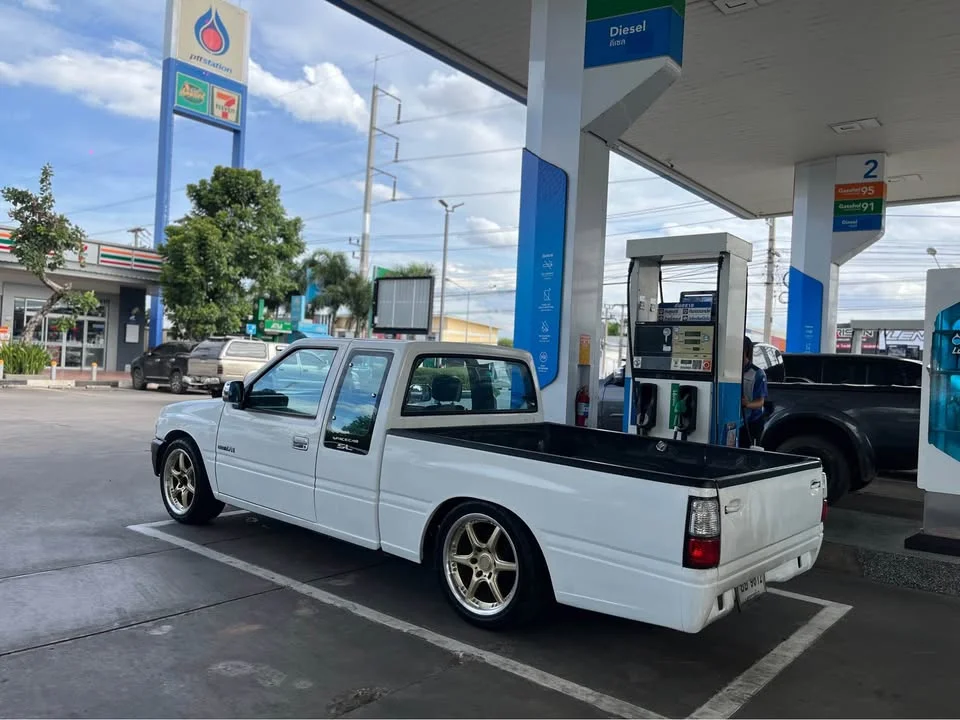 Isuzu TFR III 2