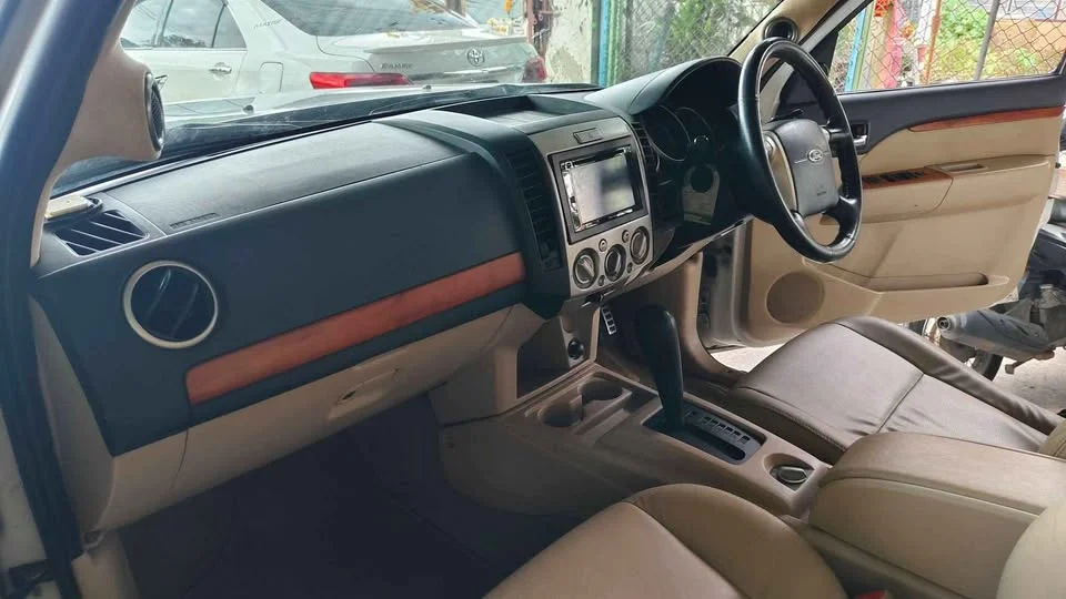2010 Ford Everest I 3