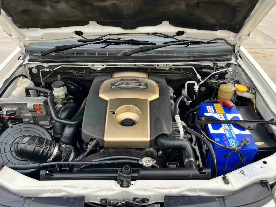Isuzu MU-7 2