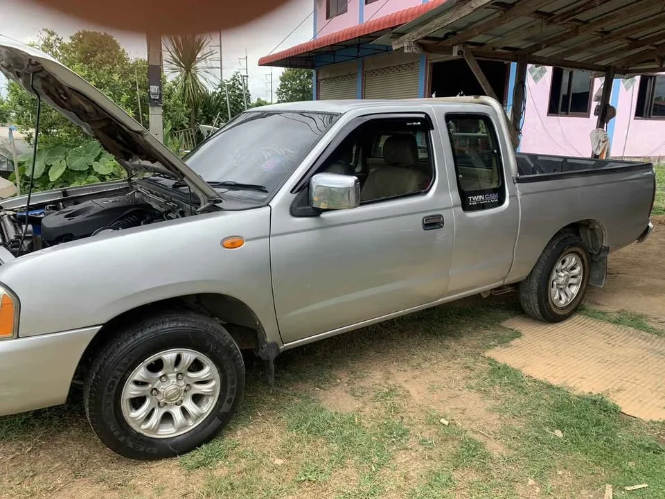 2002 Nissan Frontier I 3