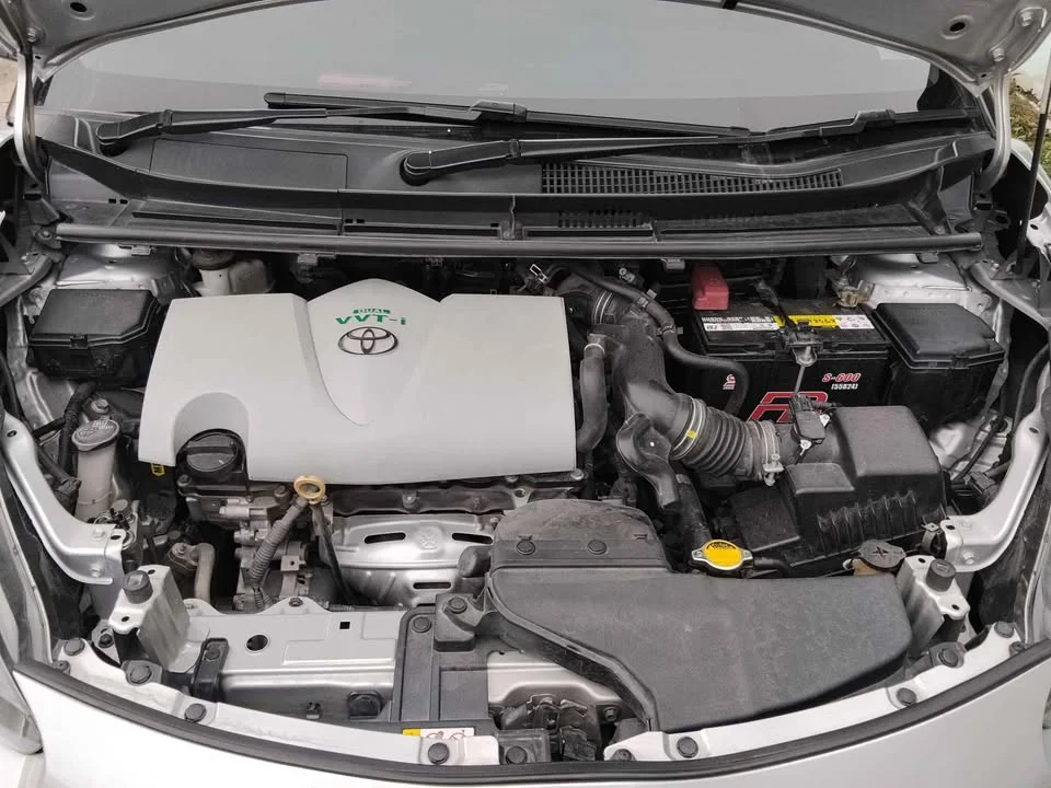 Toyota Sienta II 3