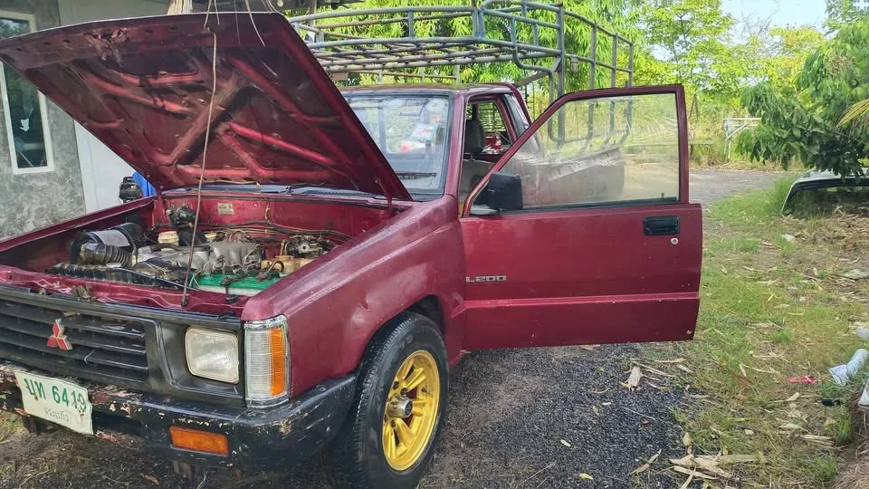 1991 Mitsubishi Triton II 2