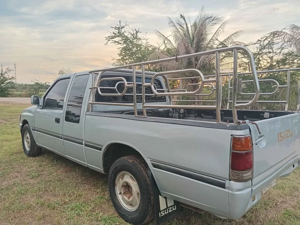 1996 Isuzu TFR III 2