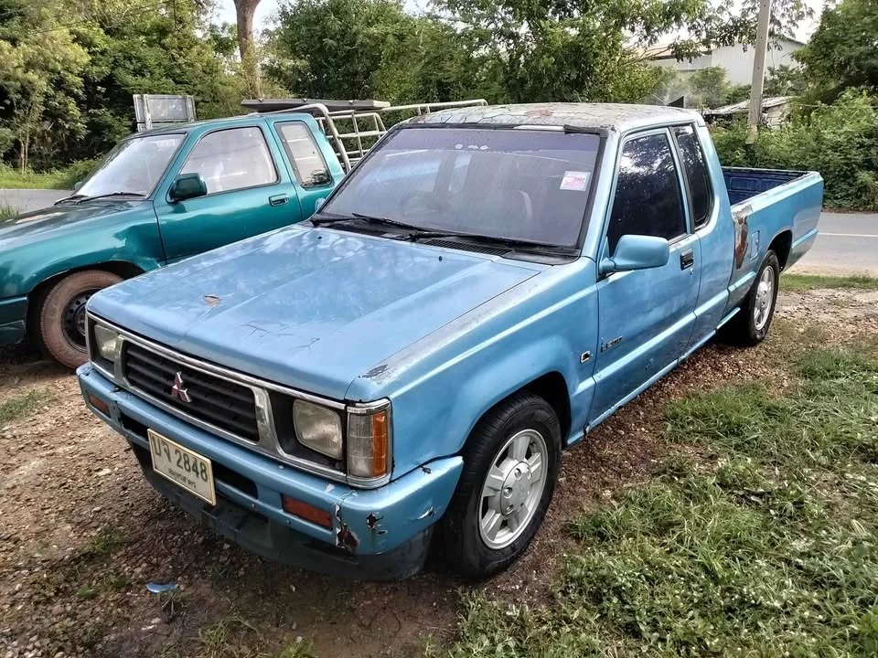 1995 Mitsubishi Triton II 2