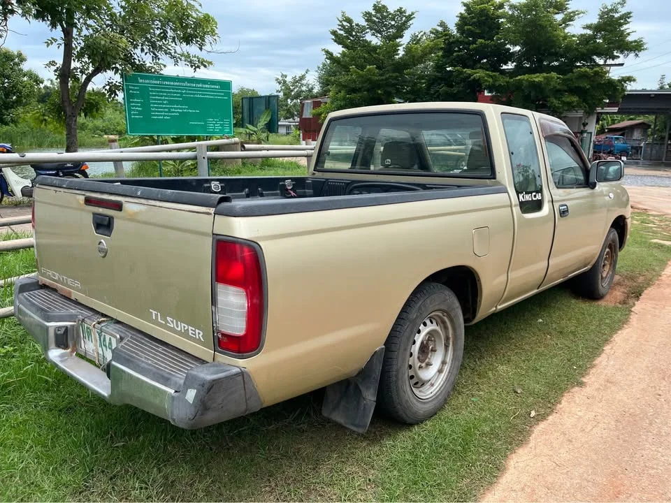 2005 Nissan Frontier I 3
