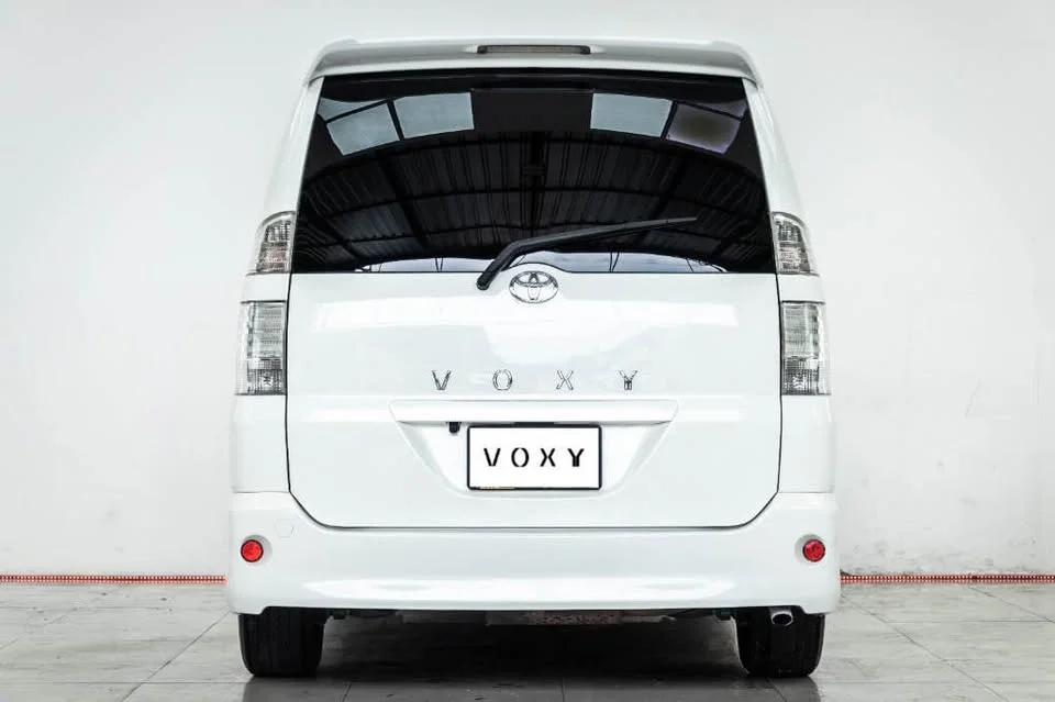 2005 Toyota Voxy I 2