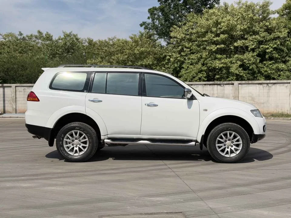 2011 Mitsubishi Pajero Sport II 2