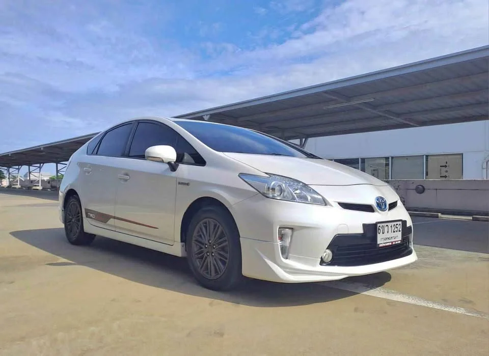 2013 Toyota Prius III 2