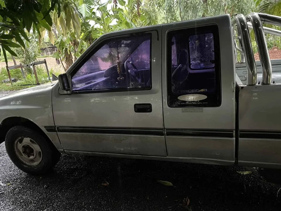 1996 Isuzu TFR III 2