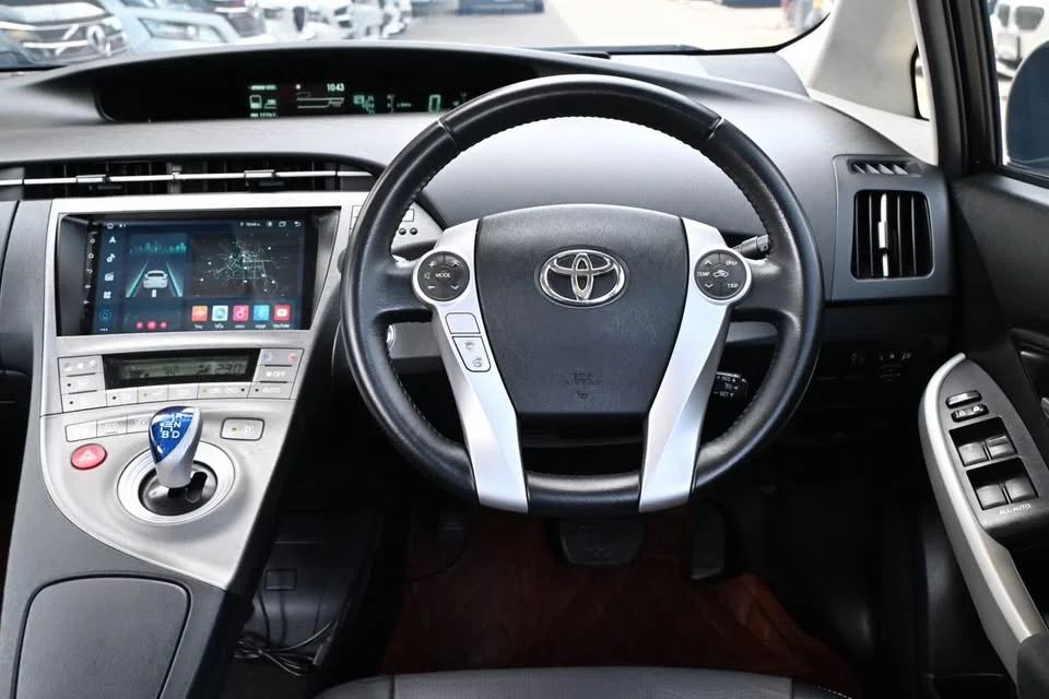 2013 Toyota Prius III 2