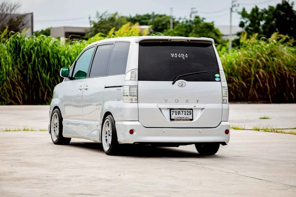 2002 Toyota Voxy I 3