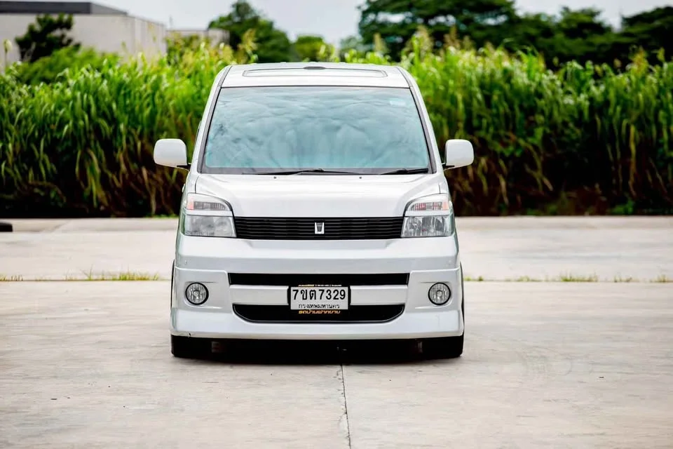 2002 Toyota Voxy I 3