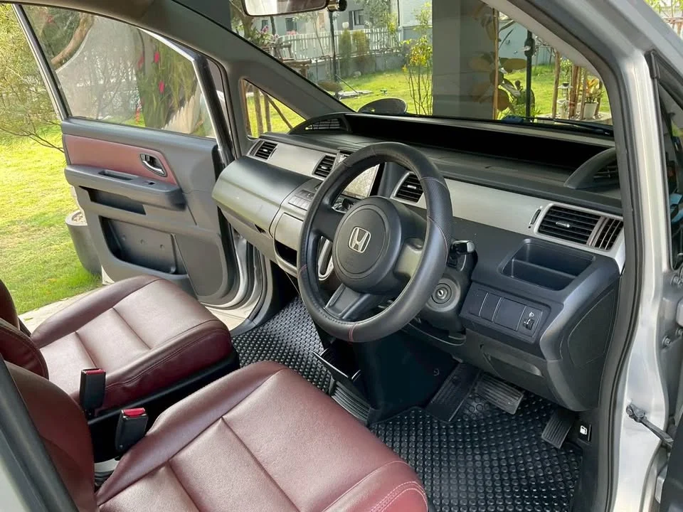 2009 Honda Stepwgn III 2