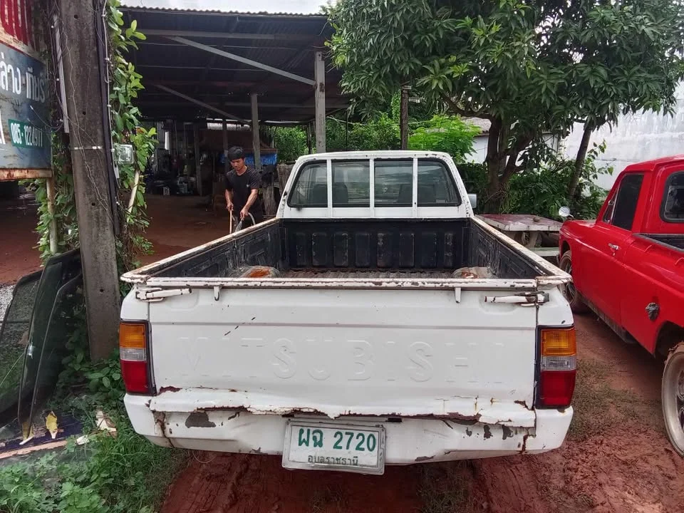 1993 Mitsubishi Triton II 3