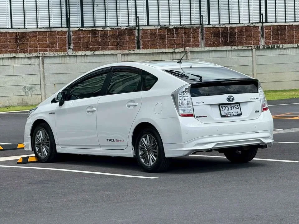 2011 Toyota Prius III 3