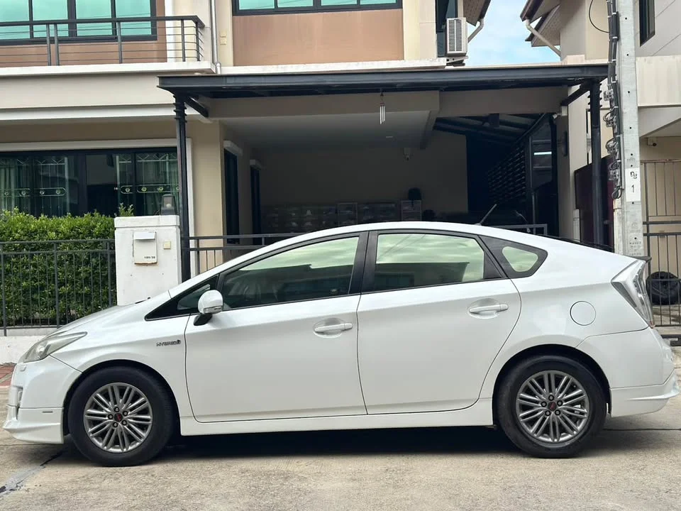 2011 Toyota Prius III 3
