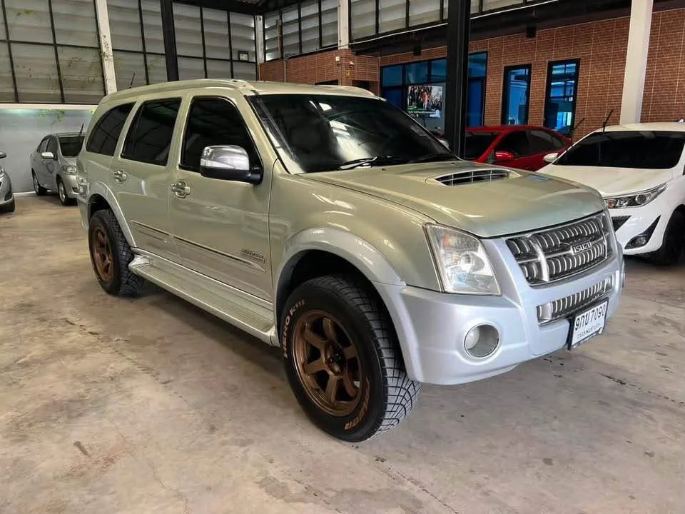 2009 Isuzu MU-7 2