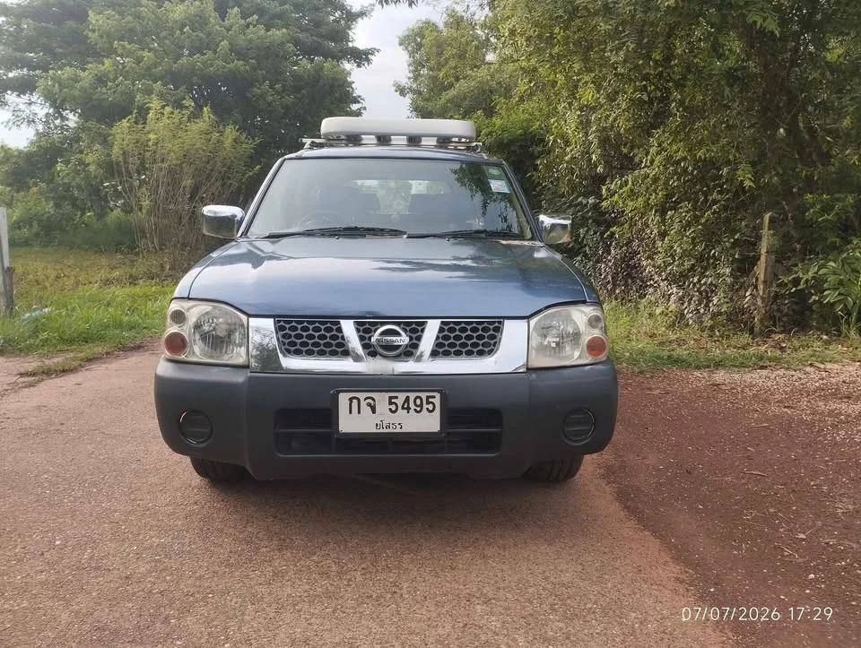 2004 Nissan Frontier I 3