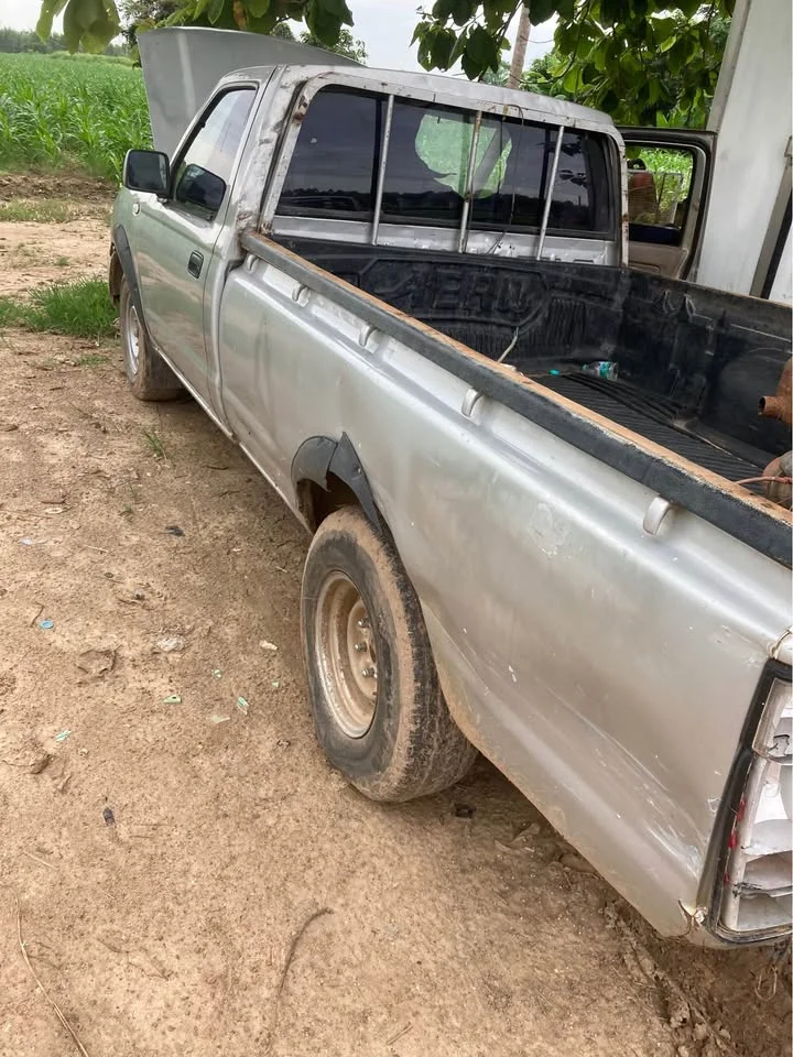 2004 Nissan Frontier I 2