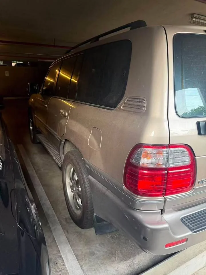 2000 Lexus LX II 2