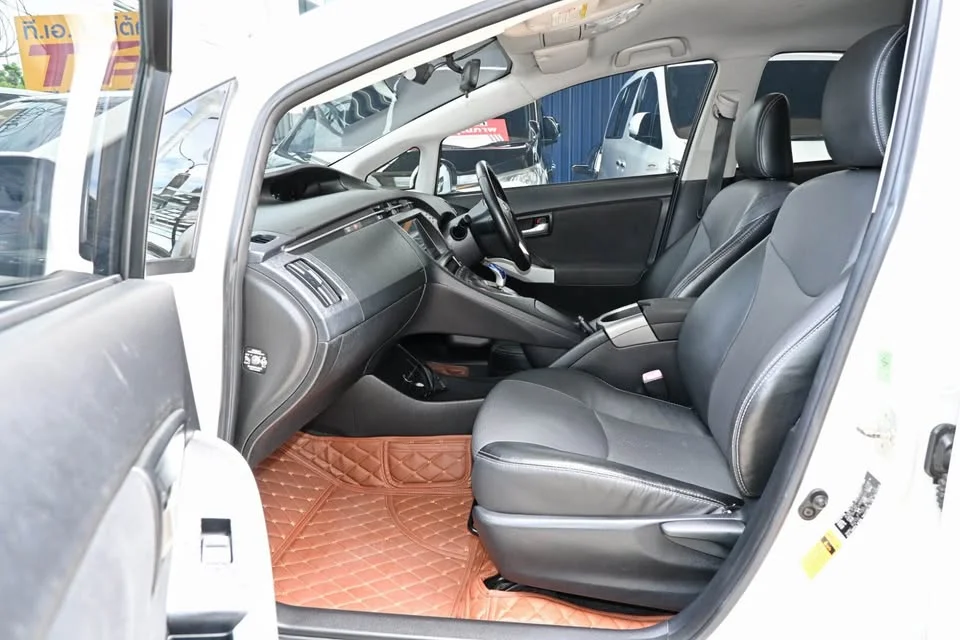 2013 Toyota Prius III 2