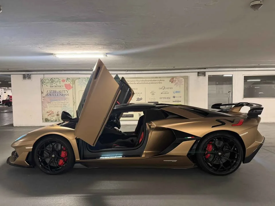 2021 Lamborghini Aventador 2