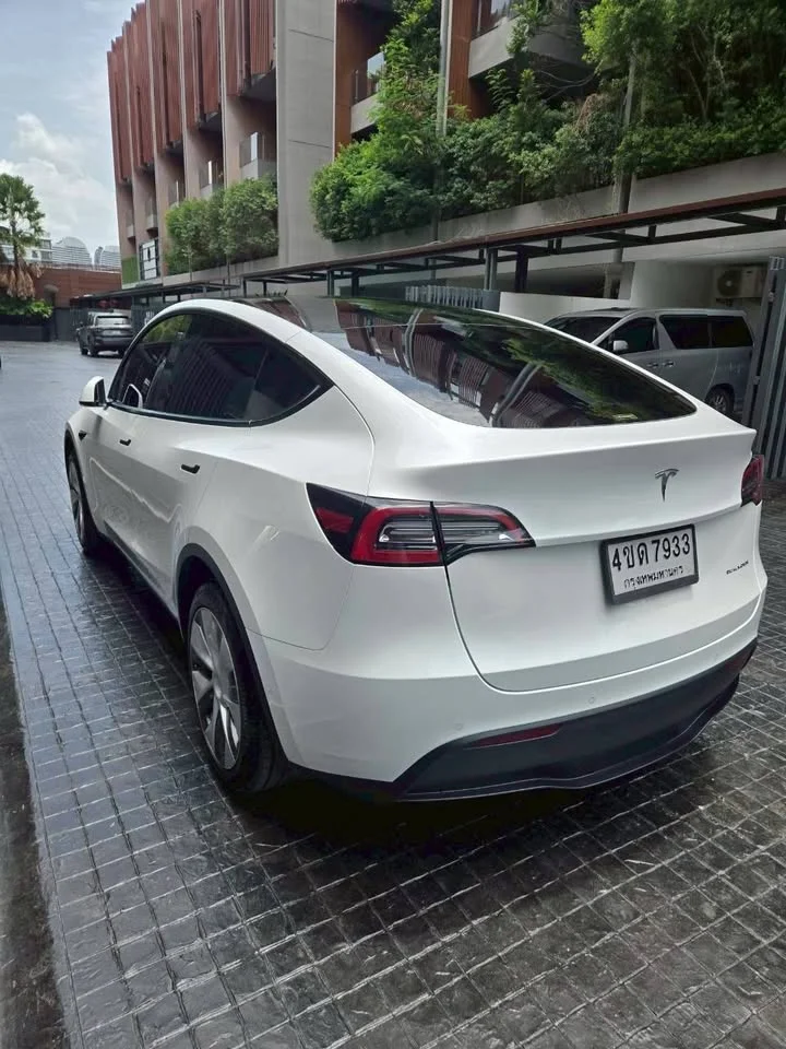 2023 Tesla Model Y 2