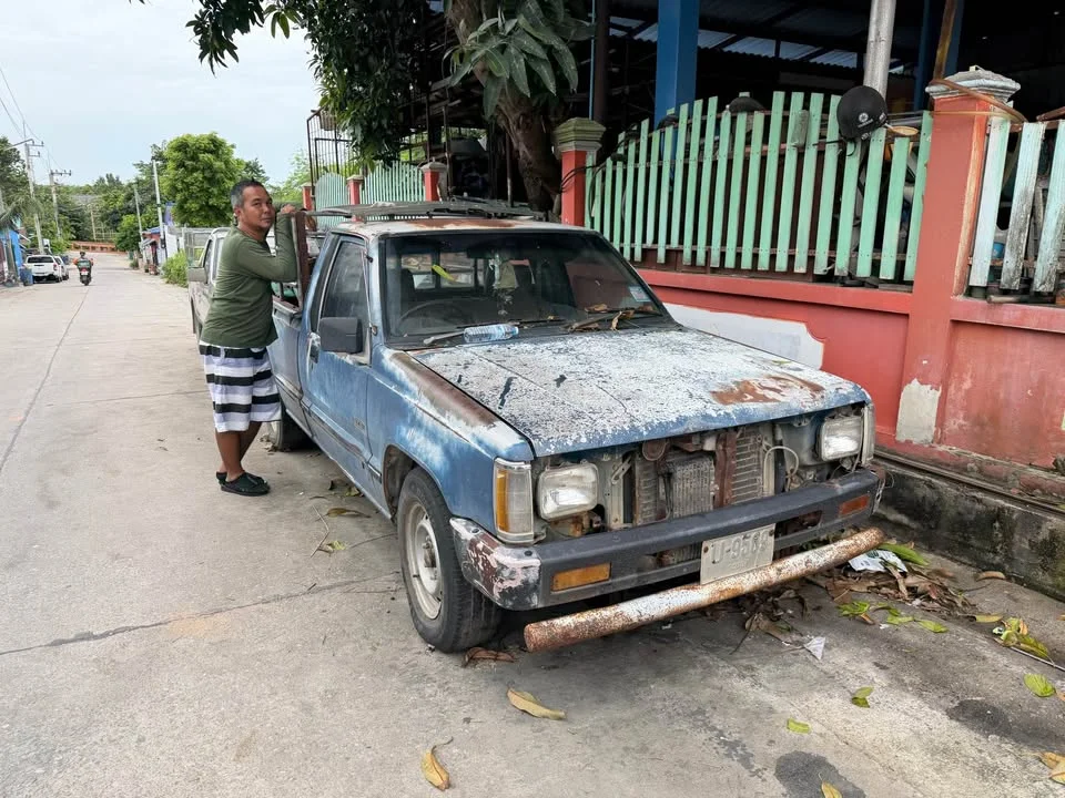 2000 Mitsubishi Triton II 2