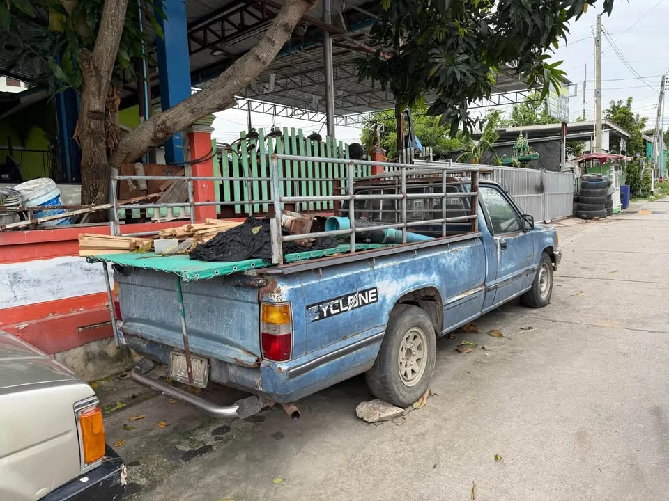 2000 Mitsubishi Triton II 3