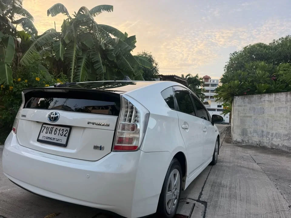 2011 Toyota Prius III 2