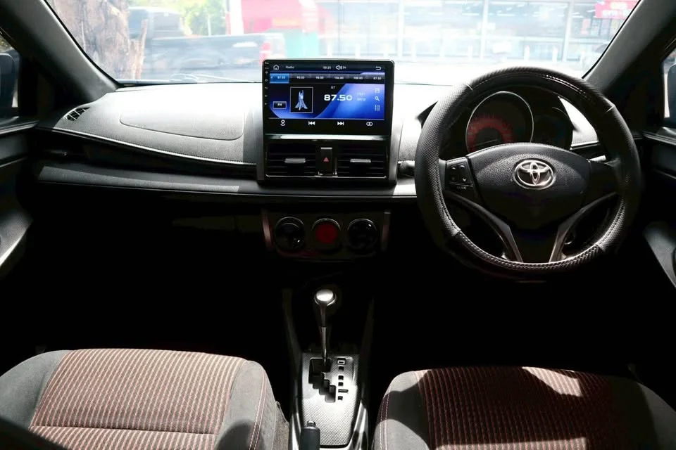 2015 Toyota Yaris III 2
