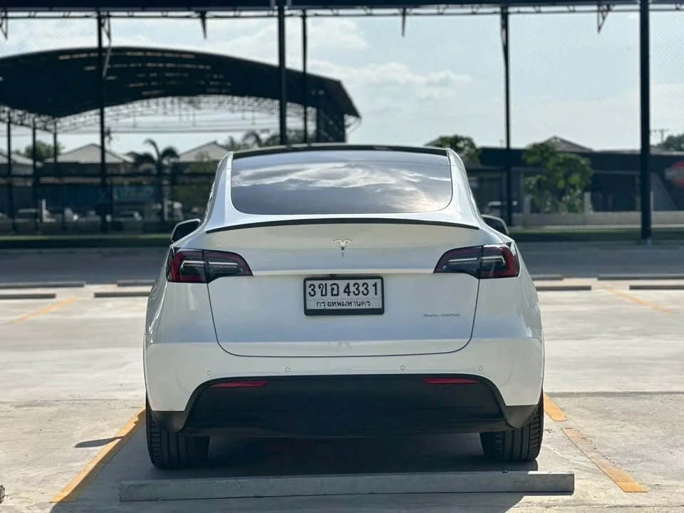 2023 Tesla Model Y 2