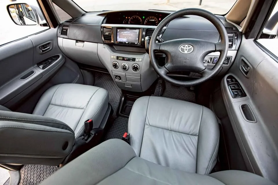 2002 Toyota Voxy I 2
