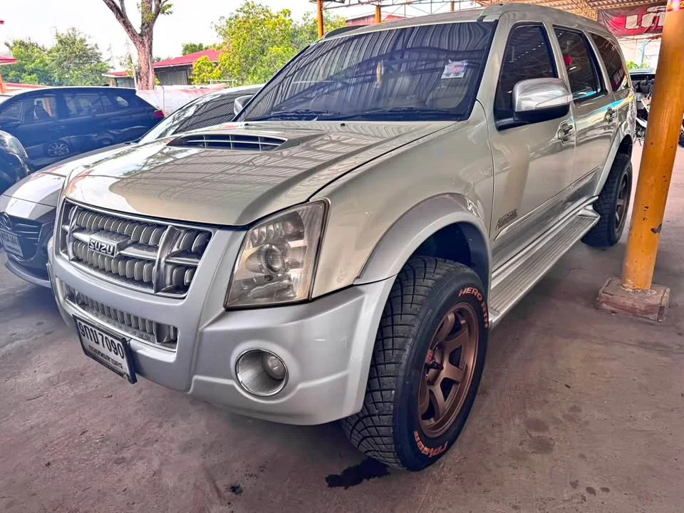 2009 Isuzu MU-7 3
